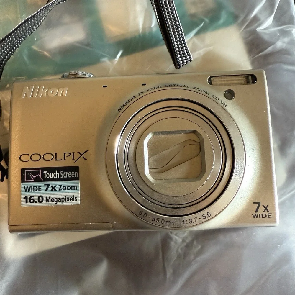 Nikon‎ COOLPIX S6100 16.0MP Silver Digital Camera Bundle wUSBcharger Software